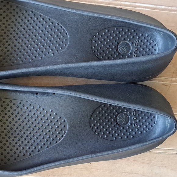 Crocs Woman’s Black Ballet Flats Lightweight Slip On Patent Strip Causal - Picture 3 of 9